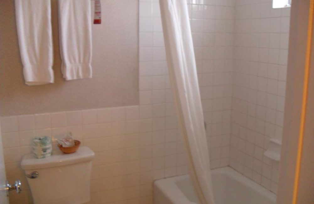 super-8-culver-city-baño